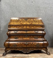 Commode Scribanne de forme galbée en marqueterie de fleurs et vases à l'antique