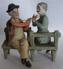 Sujet Figurine COUPLE Fileurs en BISCUIT polychrome assis sur Banc TRES BON ETAT
