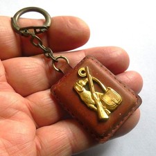 Ancien porte clé Chasse Fusil Chien métal sur cuir, années 60.