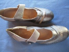 Paire de chaussures grises