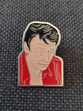 Pin’s Johnny Hallyday. Chemise Rouge