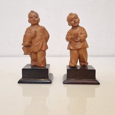 Chine - 2 figurines d'enfants en buis sculpté sur leur socle - milieu XX ème