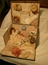 Exceptionnelle petite JUMEAU bouche fermée dans joli coffret avec trousseau.