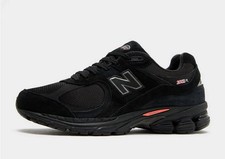 New Balance 2002R en Noir Daim avec Rouge Accents Tout Tailles Stock Limité