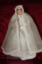 Très belle poupée de cire ancienne habillée en communiante sur boite de dragéees