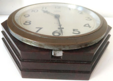 Horloge pendule heptagone en bakelite marron de la marque "SARDA" Besançon.