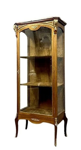 Vitrine trois faces - a,