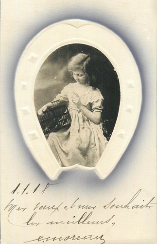 Petite fille avec cage a - petite,