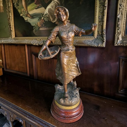 Faneuse géo maxim - géo, statue