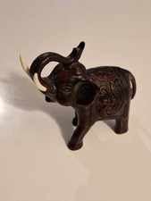 ELEPHANT ANCIEN SCULTÉ AVEC