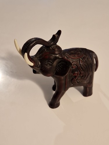 Elephant ancien sculté avec - elephant,