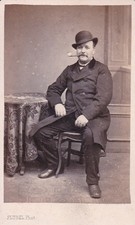 Homme fumant la pipe tabac