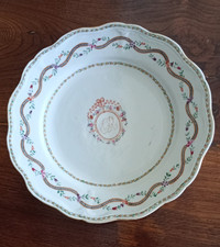 ASSIETTE PORCELAINE CHINE COMPAGNIE DES INDES 18 eme. FAMILLE ROSE