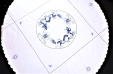 Nappe ronde Ø 170cm + 8 serviettes 32 x 32 brodées DRAGONS et bords festonnés