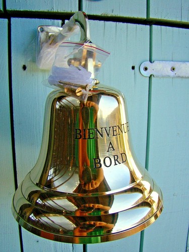 Cloche murale laiton gravée