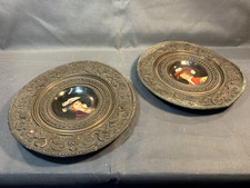 Lot de 2 anciennes assiettes en céramique murales portaits dans cadre laiton