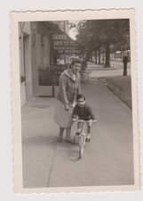 photo ancienne ?️ snapshot vintage enfant à vélo Paris hôtel Ancre 1961