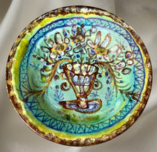 Assiette à décor de vase