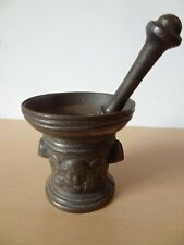 ancien mortier d'apothicaire en fonte avec motifs têtes d'anges XIX ème médecine