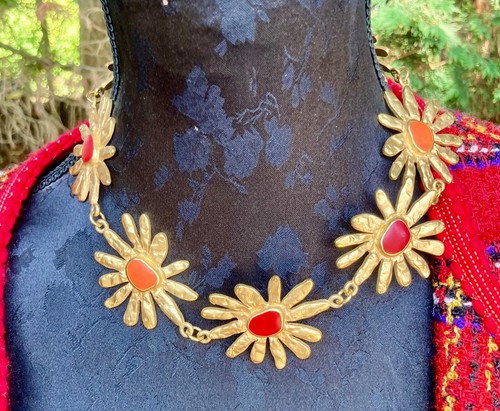 Collier doré signé - signé, biche