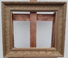 CADRE  EN BOIS SCULPTE DORE DU XIXe SIECLE :  FEUILLURE 39 PAR 46 CM