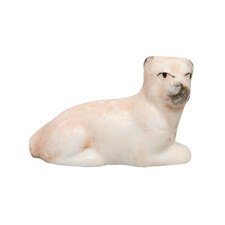 Ancienne Fève Allemande Chien Carlin Couché 18x30 mm Biscuit Figurine Miniature