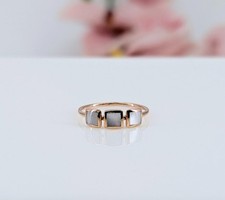 Bague en or rose ornée de 3