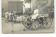 A localiser - Carte-Photo - Femme sur un char fleuri - 20837