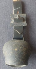 Cloche en metal et son attache