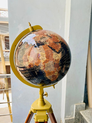 Trépied globe terrestre sur