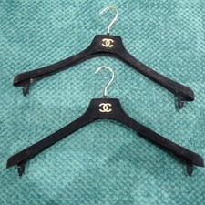 LOT DE 2 CINTRES CHANEL TAILLE