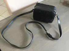 Sac pochette SANDRO cuir et « fourrure »325€