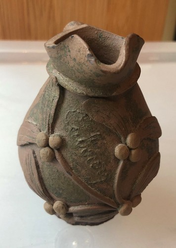Poterie signée pichet