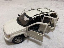 AUTOart Jeep Grand Cherokee 1 18 Scale Diecast Model Showpiece for Display
