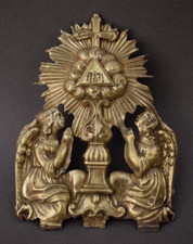 Ancien petit décor de 2 anges priant devant un ostensoir , en laiton repoussé