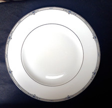 Assiette À Dîner Wedgwood AMHERST. Diamètre 10¾ Pouces. 27,4 Cms.