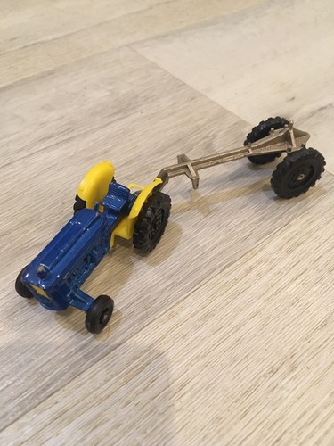 Ancien tracteur ford - ancien, avec