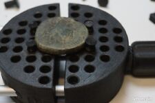 Etau pour nettoyage de monnaies de détection