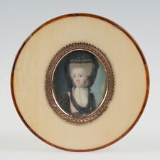 Boite en écaille ornementée XVIIIe miniature décor de femme à la coiffe M1297