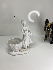 Cache pot femme tenant un panier en céramique 1 léger éclat sur le coin de robe