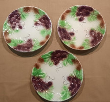 LOT DE 3 ASSIETTES ANCIENNES EN BARBOTINE DECOR DE RAISINS