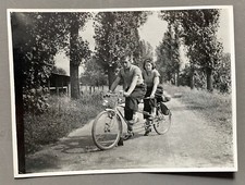 Photo ancienne 1936 Couple sur TANDEM Vélo route campagne arbres