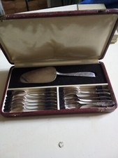 UN SERVICE A GATEAUX METAL