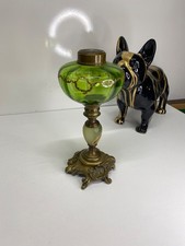 Pied de lampe à pétrole ainsi que sont verre pied bronze décors floral