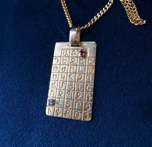 Pendentif medaille alphabet