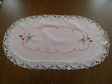 LINGE ANCIEN Napperon BRODERIE BRODE Cerise FAIT MAIN Ovale DENTELLE Rose Blanc