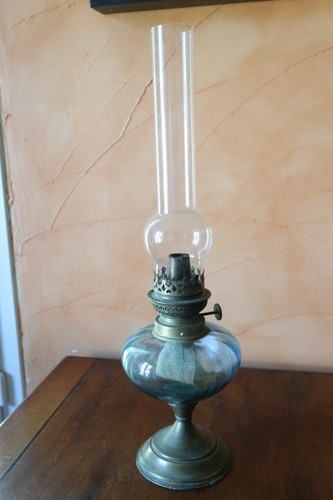 Ancienne lampe petrole - a, avec