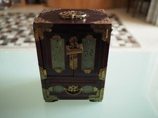 Petit meuble Chinois ancien pour bijoux.  Jade, Laiton, bois
