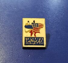 PIN'S ENSEIGNE MAGASIN DE MODE GALERIES LAFAYETTE SILHOUETTE FEMME DRAPEAU USA