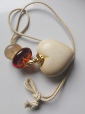 Collier cordon blanc pendentif grosses perles résine + coeur pierre